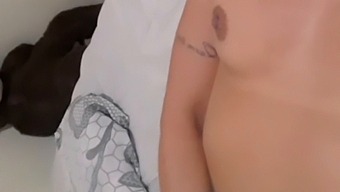 我想著你,變得非常興奮,我自慰,直到我高潮,並用自己的汁液遮掩自己。