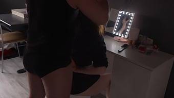 Ο Σύζυγος Κάνει Στη Γυναίκα Του Μια Πίπα Στο Ντους Για Το Αίτημα Της Για Βάψιμο Μαλλιών