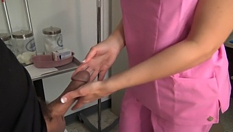 金髪の看護師が患者に手コキとフェラチオをする