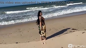 Een Ondeugende Meid Vervult Het Verzoek Van Haar Fan Voor Onbeschermde Buitenseks Op Het Strand In Een Zelfgemaakte Video.