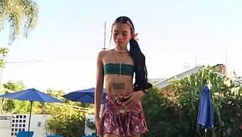 Cuộc Gặp Gỡ Chủng Tộc Với Một Nàng Công Chúa Nhỏ Bé Và Một Kẻ Tấn Công Quái Dị