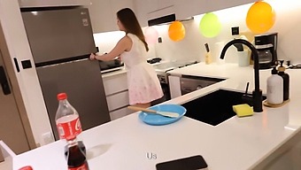 Moeder Van Mijn Vriendin Viert De Verjaardag Van Haar Zoon En We Hebben Seks In De Keuken.